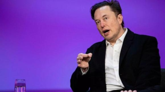 Elon Musk traumatizes Twitter employees, promising layoffs and mild restraint