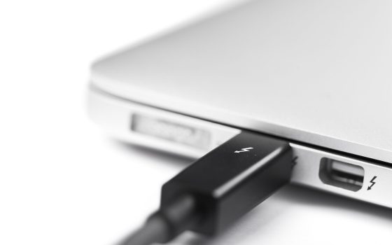 Thunderbolt 5: 80 Gbps bidirectional or 120 Gbps, power up to 240W