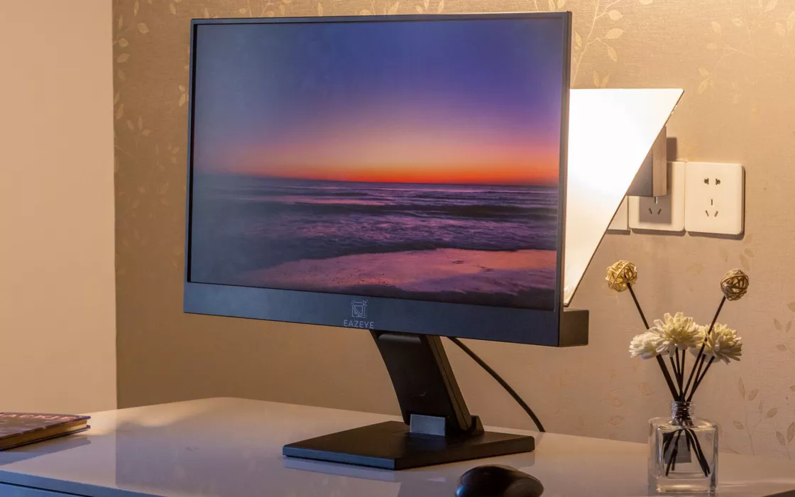 An 18-year-old student creates a monitor that reduces eye strain