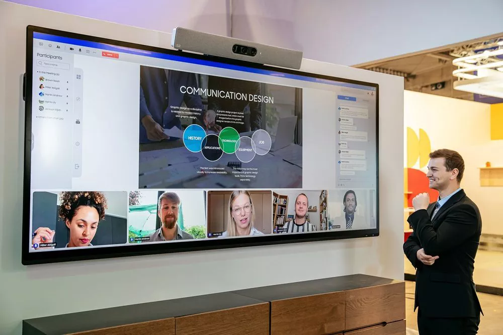 105-inch 5K screen connected with Teams: here's how it works